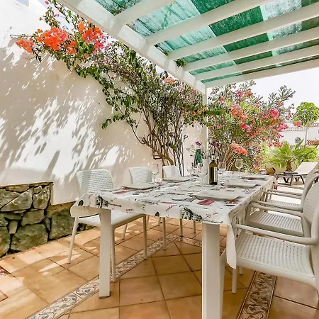 Casa Leo Nyaraló *